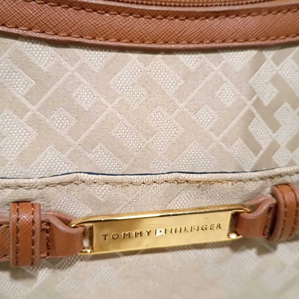 Tommy Hilfiger Tan and Brown Shoulder Bag - Picture 4 of 5